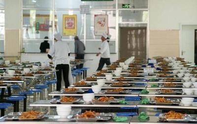工廠包吃包住，為何員工依然遠離食堂？背后原因引人深思